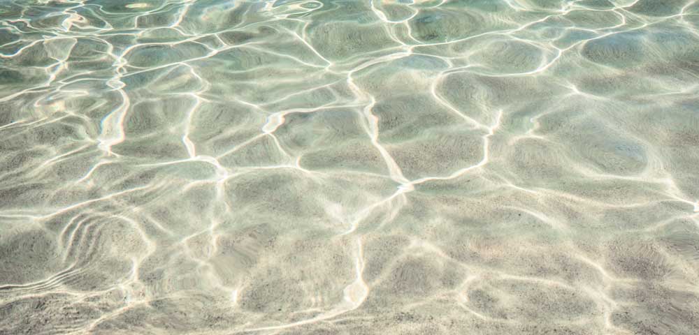 Acqua limpida - spiaggia con sabbia